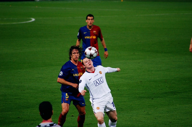Wayne_Rooney_vs_Carles_Puyol,_2009_UEFA_Champions_League_Final