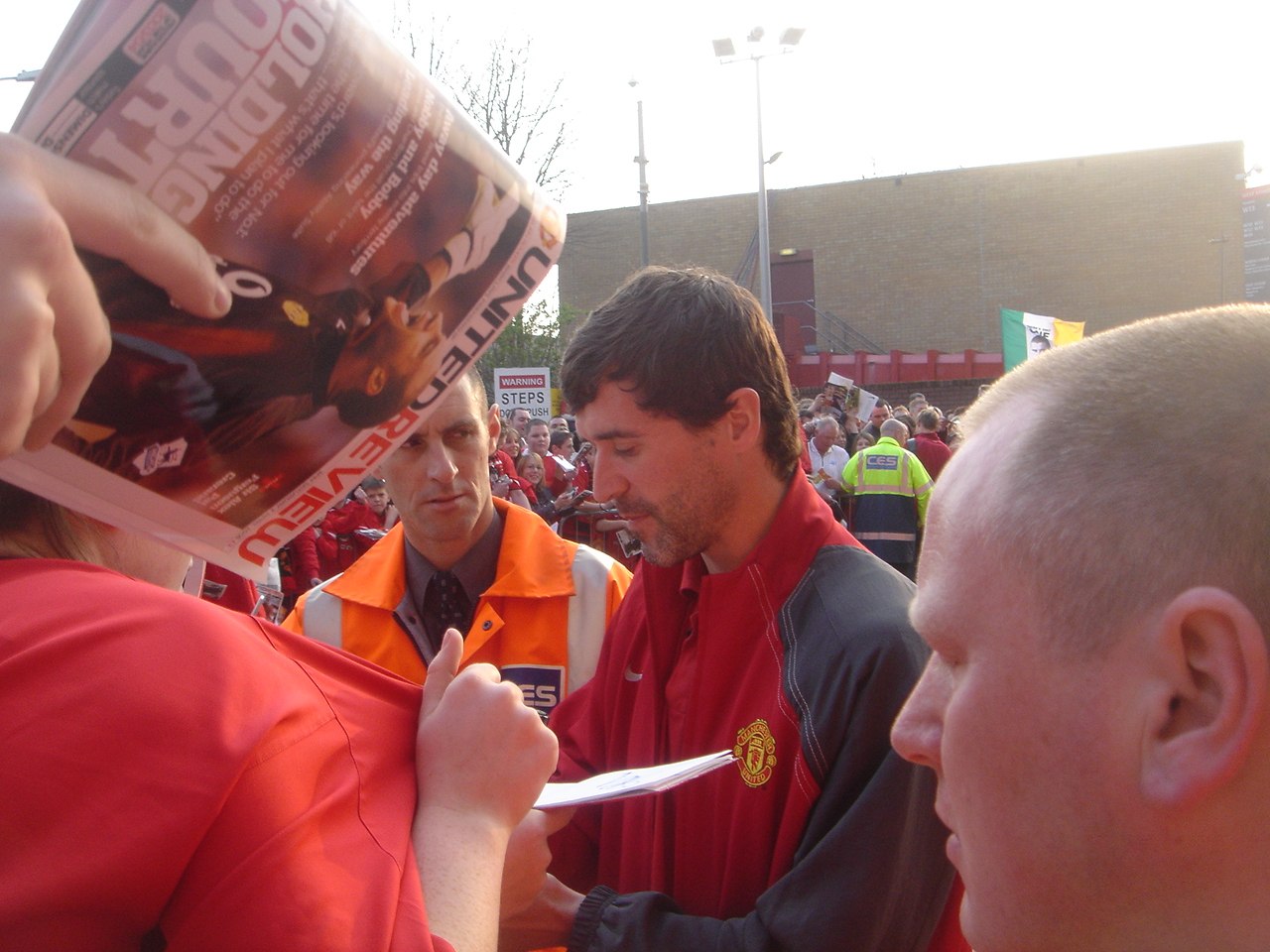 Roy_Keane_signing_autographs