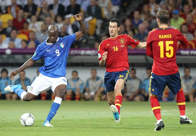 Mario_Balotelli_shot_Euro_2012_final_02